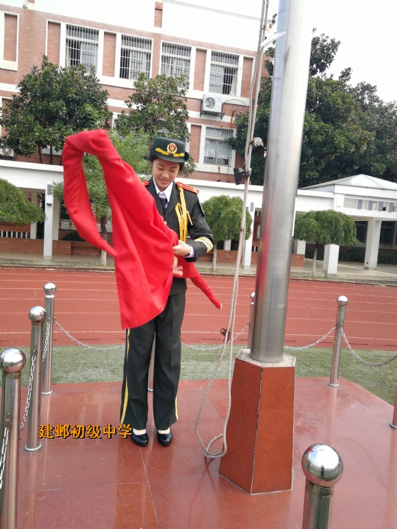 我们班的葛旺同学和其他三位升旗手着戎装护卫着国旗,步履轩昂大步